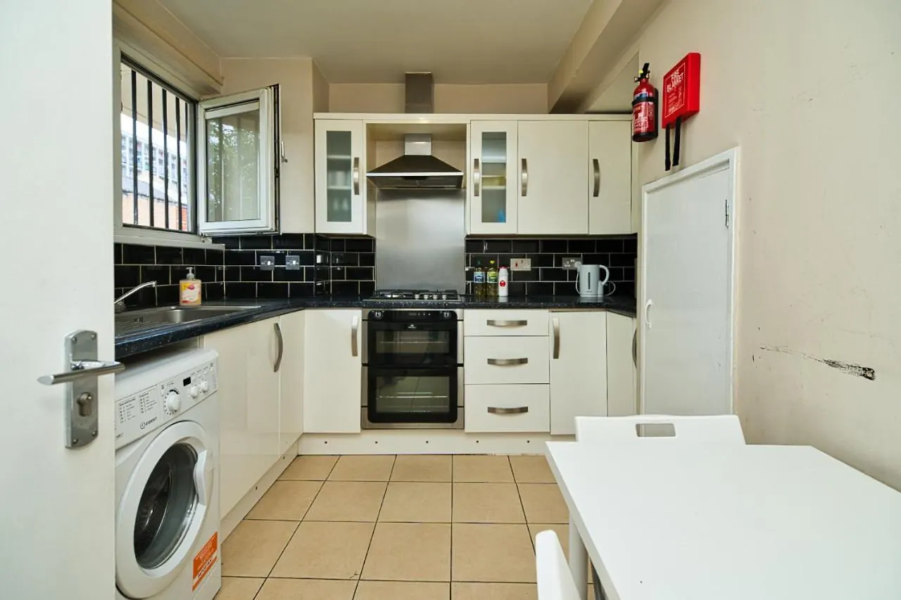 בית הארחה London Large Balcony Room בריטניה